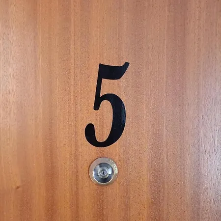 Puerta 5 Apartment *